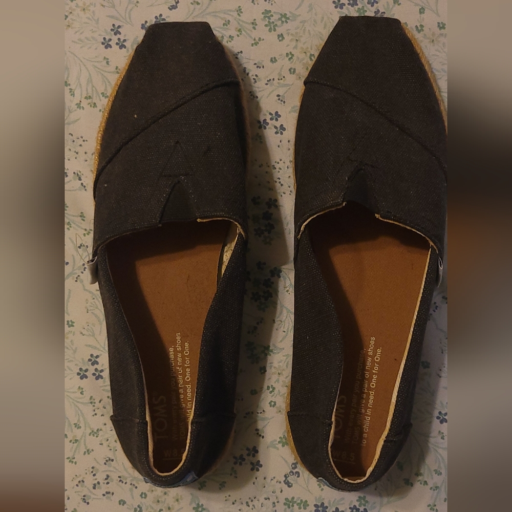 NWOT Tom's size 8.5